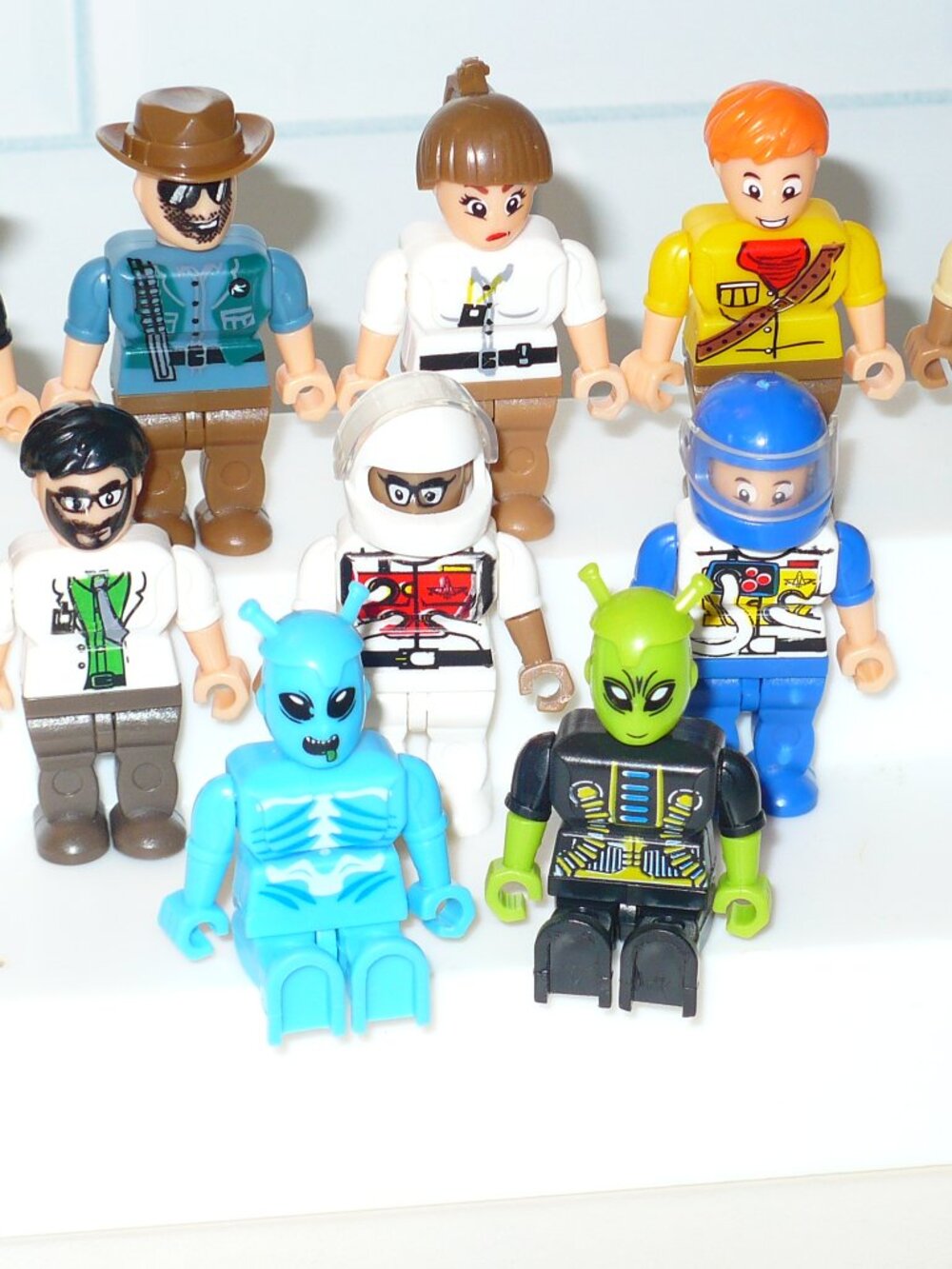 Unbranded Block Brick Minifigures ~ Lot of 10 Lego People Aliens